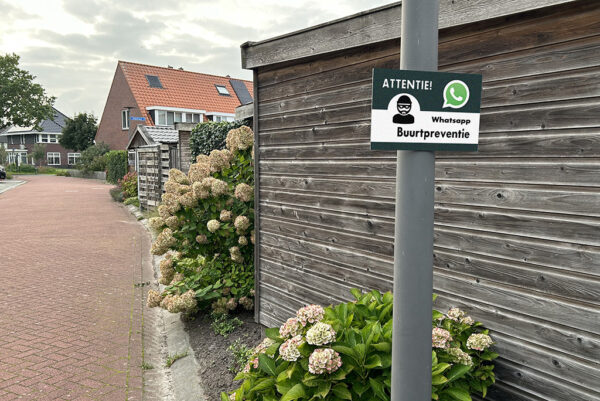 Informatie bord whatsapp buurtpreventie 20x30cm in de buurt aan paal