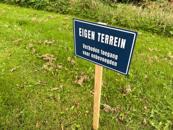 Metalen tekstbord - aluminium bord Eigen terrein zijaanzicht