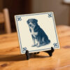 tegel_15x15_Karelische berenhond-tegeltje_preview_op_standaard
