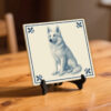 tegel_15x15_zwitserse_witte_herdershond-tegeltje_preview_op_standaard